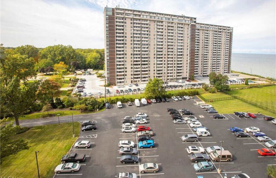 Building Photo - 12700 Lake Ave