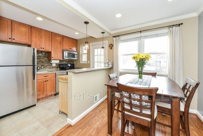 Building Photo - 629 S Henry St