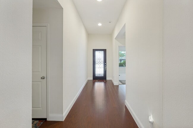 Building Photo - Beautiful Open-Concept Home with Large Backyard