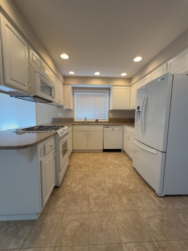 Building Photo - Three Bedroom, Two Bath in the Vineyards N...