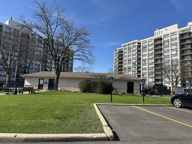 Building Photo - 8801 W Golf Rd