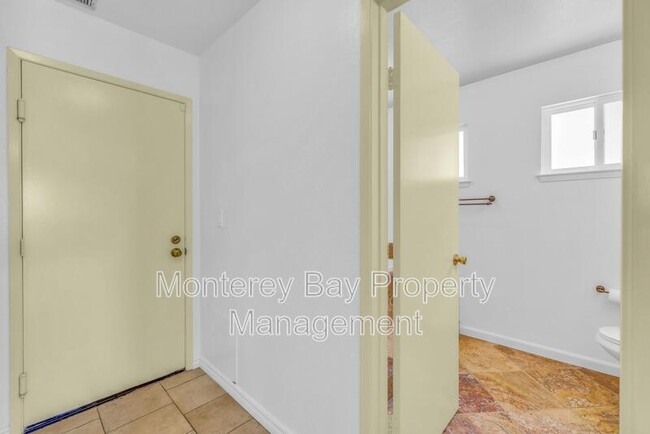 Building Photo - 143 Seal Ct