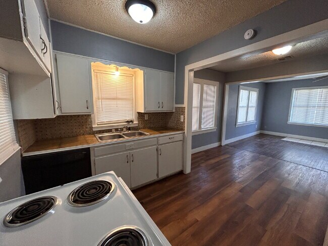 Building Photo - 3 bedroom 2 bathrooms