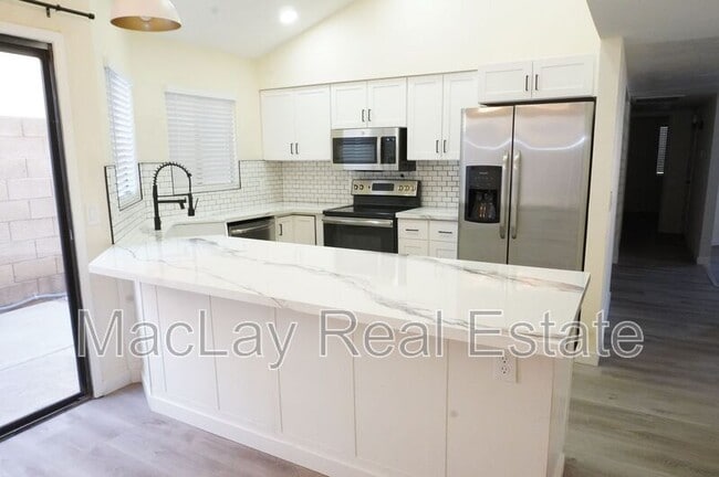 Building Photo - 4024 E Hiddenview Dr