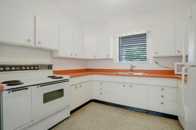 Building Photo - 3410 Poinsettia Ave
