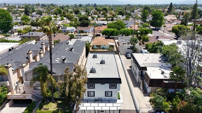 Building Photo - 7010 Lennox Ave
