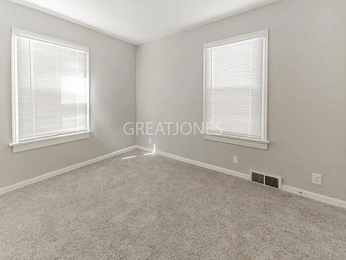 Building Photo - 2919 Iowa St