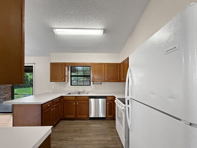 Building Photo - Charming Navarre Home with Hardwood Floors...