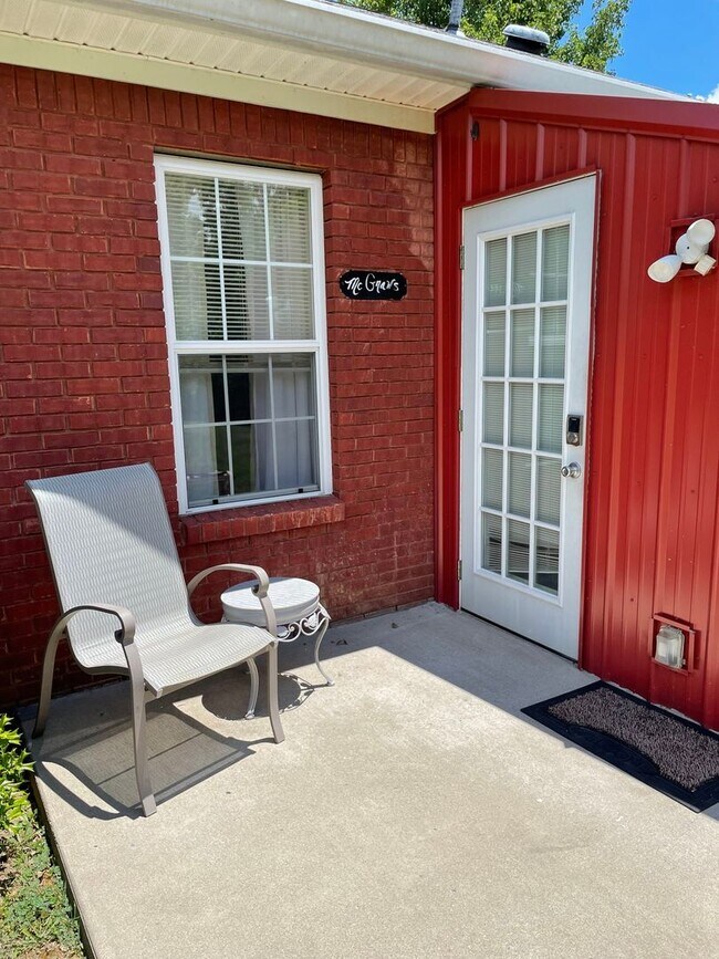 Building Photo - Charming Tim McGraw Fan Studio,  1BR House in Camden
