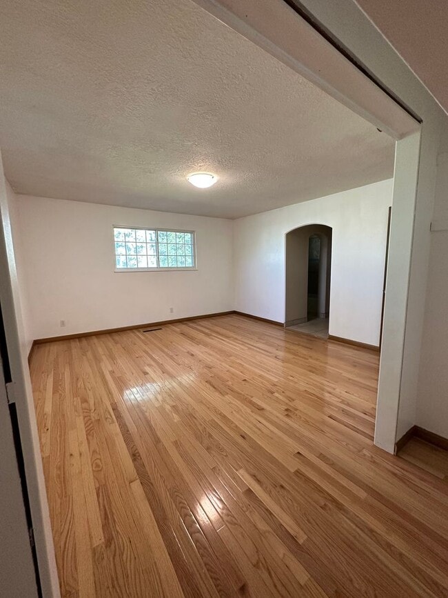 Building Photo - 4 bed 2.5 bath home in Rexburg with GAS AN...