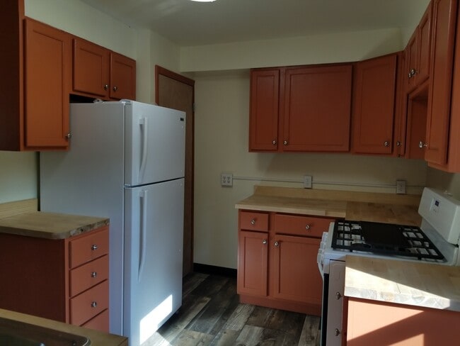 Building Photo - Updated 3 Bedroom House with 1st floor lau...