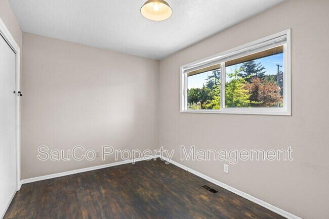 Building Photo - 5301 SE Welch Rd