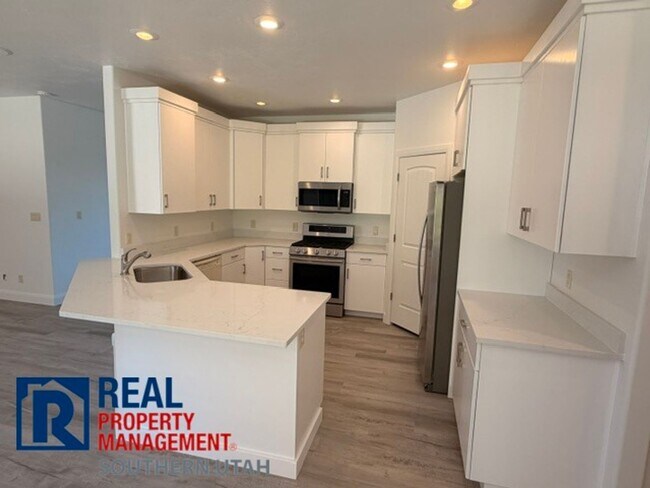 Building Photo - Legacy Townhome