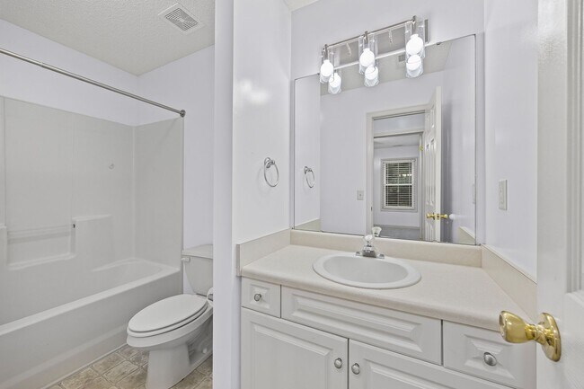 Building Photo - Beautiful 3-bed, 2 bath home in Hallmark G...