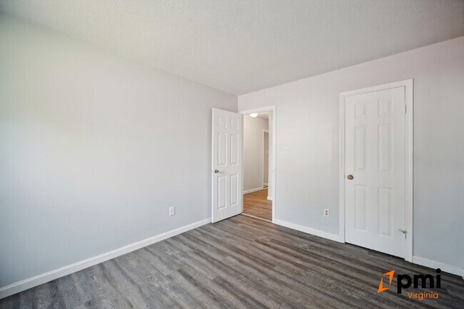 Building Photo - 3 BEDROOM 2 BATH W/GARAGE IN VIRGINIA BEACH PETS ALLOWED