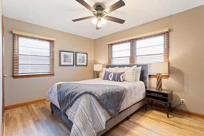 Building Photo - Gorgeous 2 bedroom 1 bathroom house!