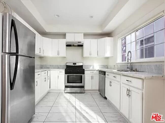 Building Photo - 1012 S Orange Dr