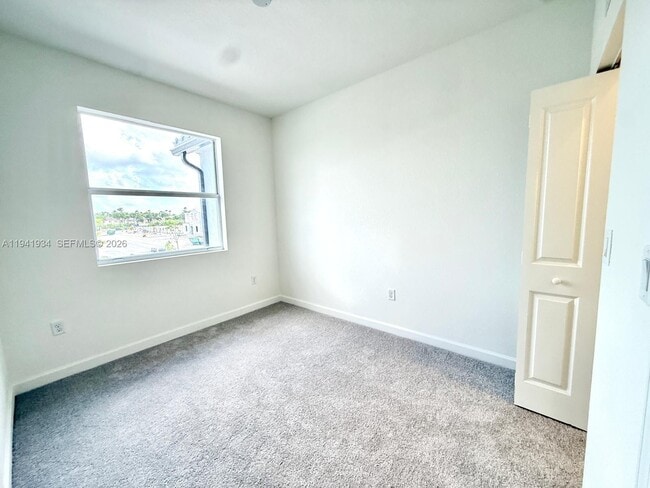 Building Photo - 234 SE 10th St