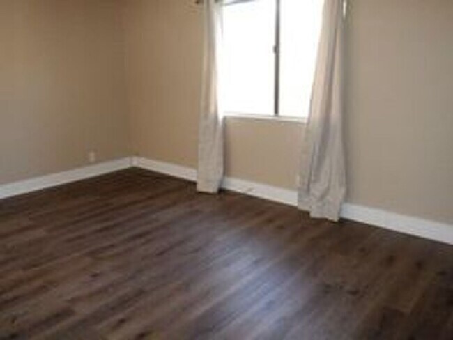 Building Photo - Charming 2nd floor townhome with large, co...