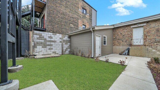 Building Photo - 2704 W 24th Pl