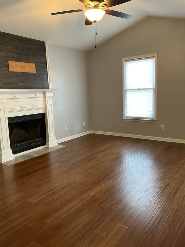 Building Photo - Available Now! 3 Bedroom/2 Bathroom with 1-Car Attached Garage!