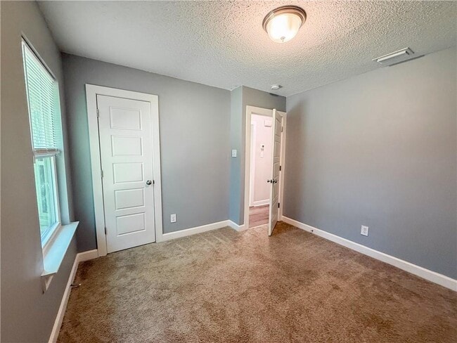 Building Photo - 733 Hale Rd
