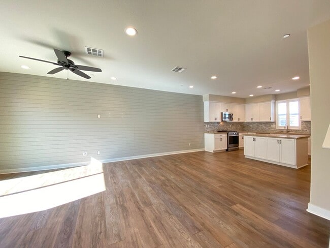 Building Photo - *Special*Stunning 3 Bedroom 3.5 Bathroom T...