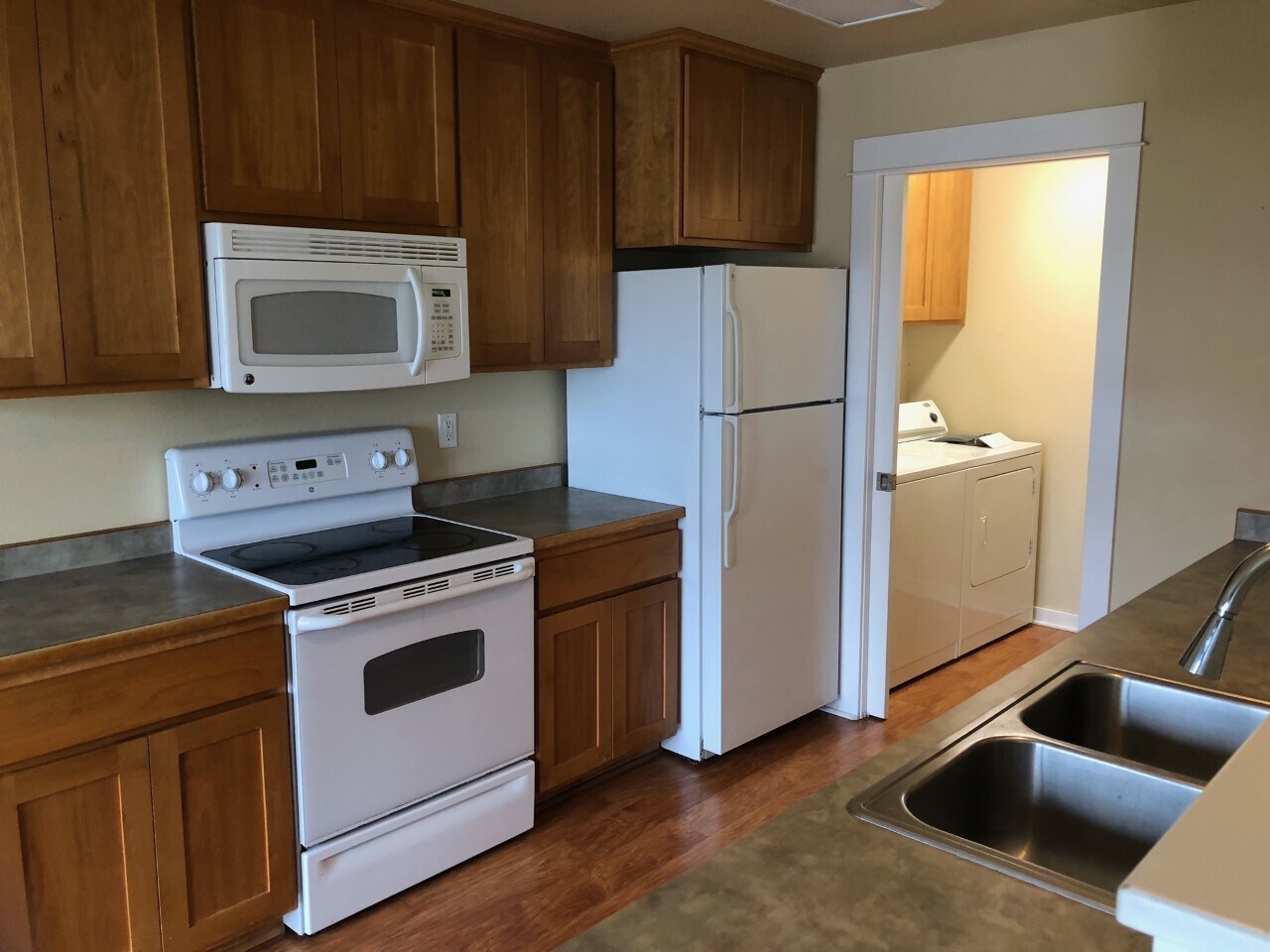 Kitchen oven and refrigerator - 2272 McCall Dr