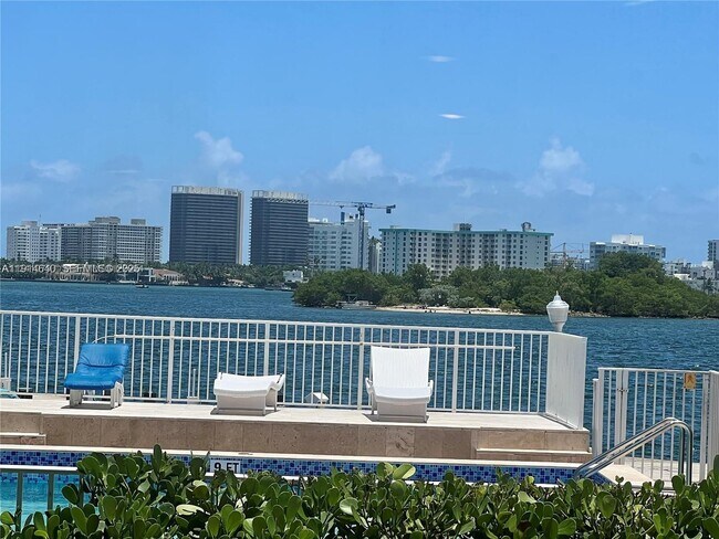 Building Photo - 2700 NE 135th St