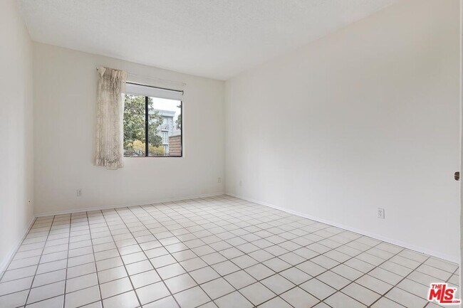 Building Photo - 1201 S Roxbury Dr