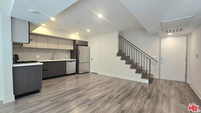 Building Photo - 5030 Rosewood Ave