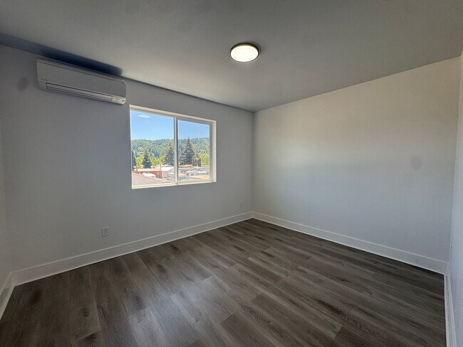 Building Photo - Modern 3 bedroom townhouse