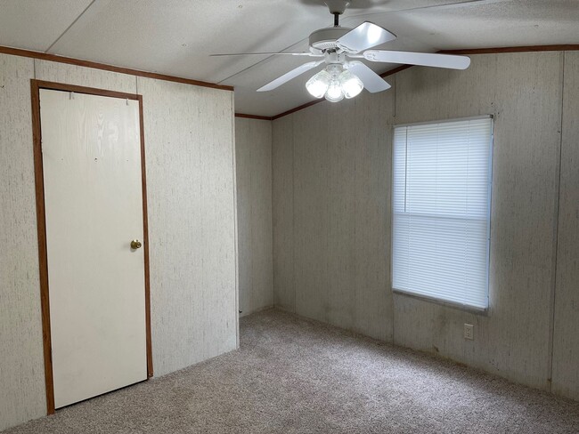 Building Photo - 2 bed, 2 bath mobile home located in the D...
