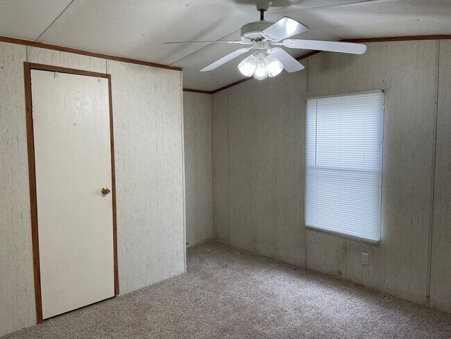 Building Photo - 2 bed, 2 bath mobile home located in the Denton area!