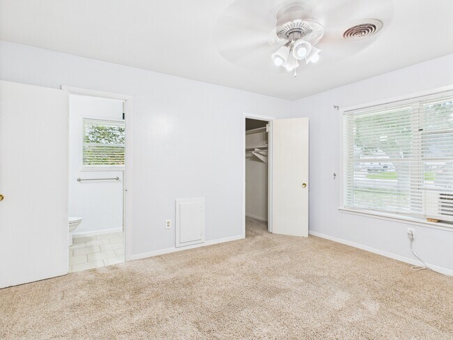 Building Photo - 1402 Village Dr