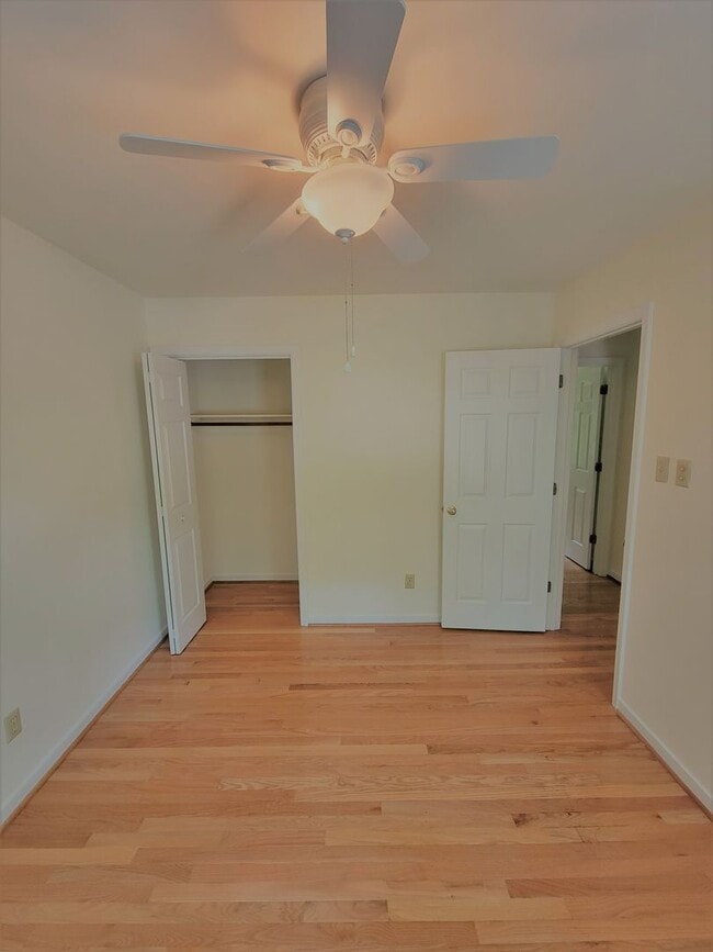 Building Photo - Spacious 3 bedroom 2.5 bath home in South ...