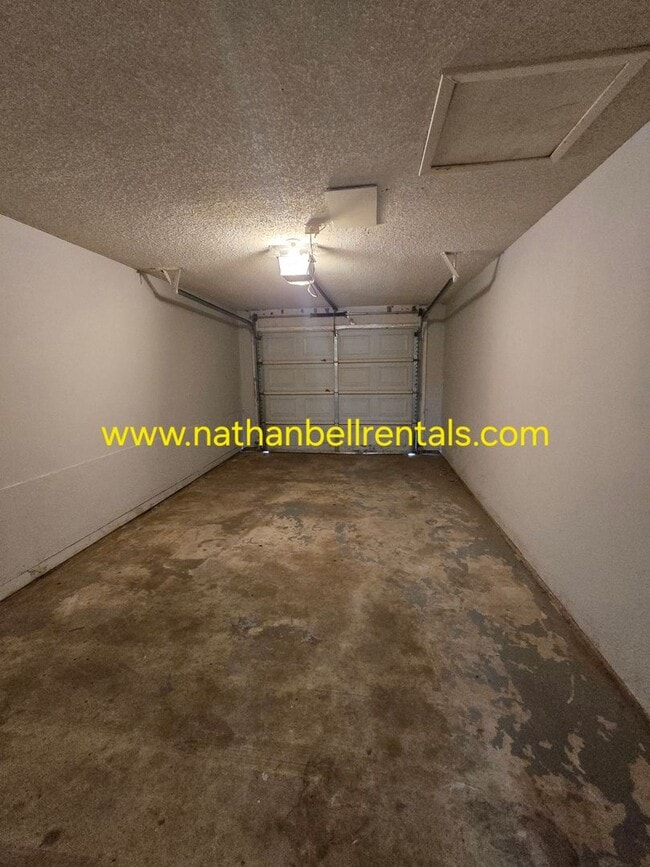 Building Photo - Duplex: 3 bed, 2 bath