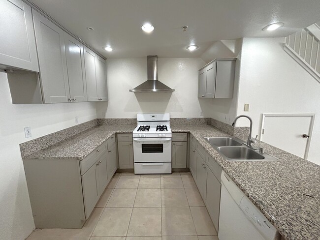 Building Photo - 13133 Le Parc Blvd
