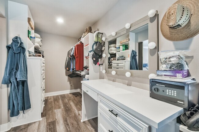 Building Photo - 24237 Creekwood Dr