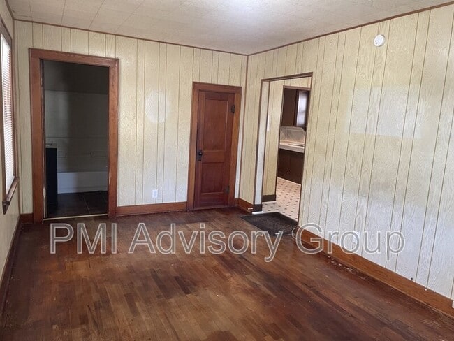 Building Photo - 803 NE Green St