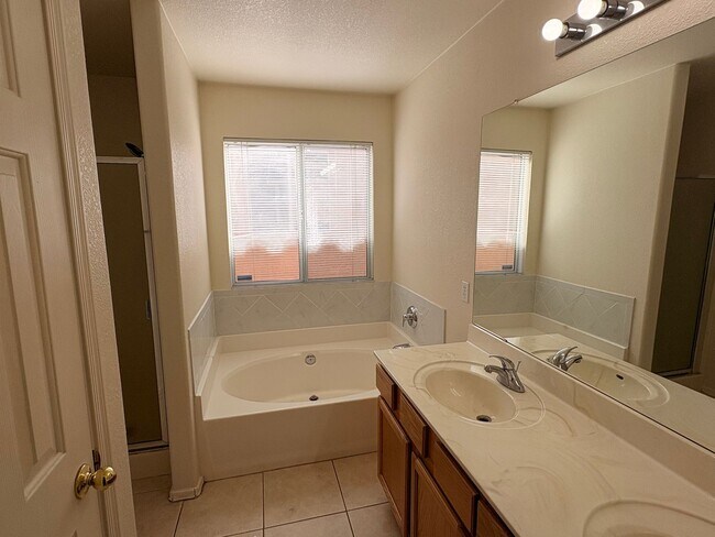 Building Photo - 3Bed 2Bath West Side Home