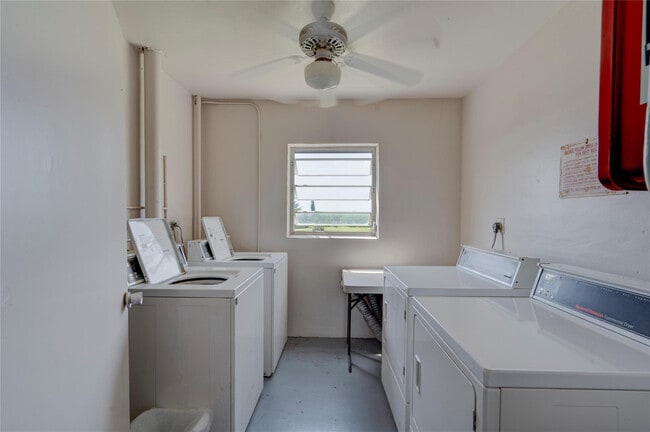 Building Photo - 3050 N Palm Aire Dr