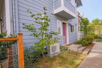 Building Photo - Lovely Langley Condo and Pet Friendly!