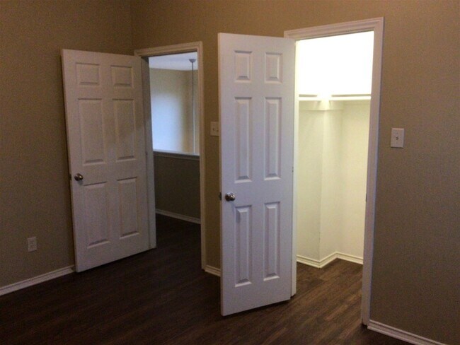 Building Photo - 2718 Lakecrest Way Dr