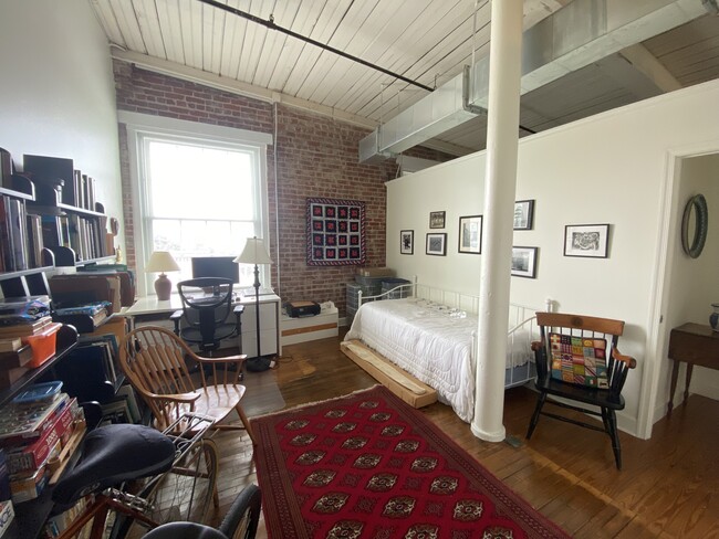 bedroom 2 with office area - 901 Jefferson St