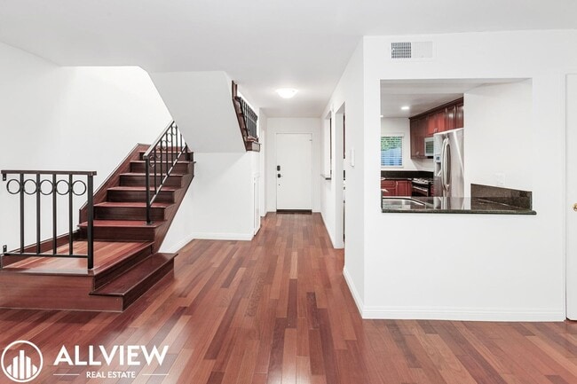 Building Photo - Beautifully Upgraded 2-Bed, 3-Bath Townhou...