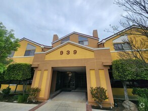 Building Photo - Downtown San Carlos 2 bedroom
