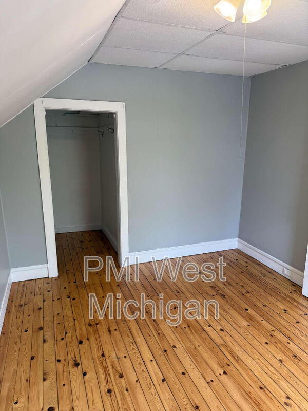 Building Photo - 946 Pine Ave NW