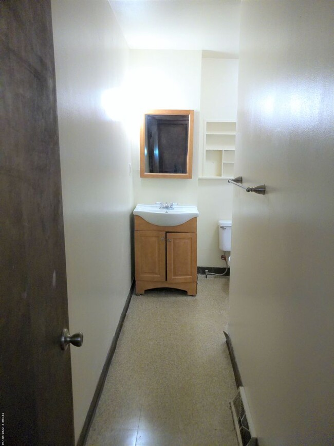 Building Photo - AVAILABLE 6/1/25 - Two Story House With Ha...