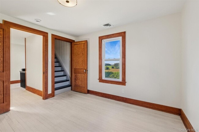 Building Photo - 335 Herricks Ln